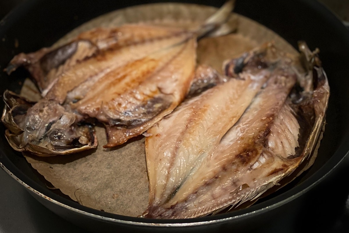 干物をフライパンで焼こう 簡単でおいしい干物の焼き方を紹介 かまぼこのある暮らし