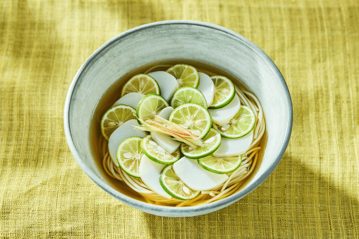 かまぼこと酢橘の冷やしそば
