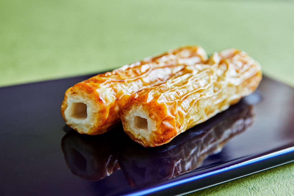 chikuwa-kamaboko sur assiette noire