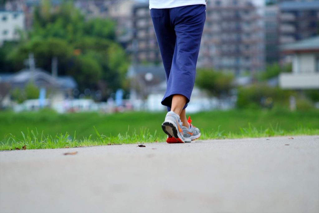 正しいウォーキングのやり方とは｜効果や歩き方・タイミング・必要な栄養素などを解説